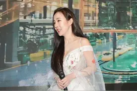 干露露穿纱裙看着挺素气，却让人移不开眼睛，身材丰满但气质足图片