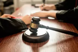 外卖小哥送餐途中遭遇交通事故 餐饮管理公司却否认双方存在劳动关系？图片