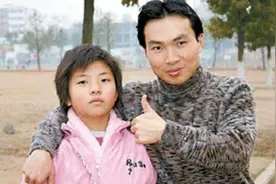 16年前那位感动中国，带着妹妹上大学的洪战辉，现状如何了？图片