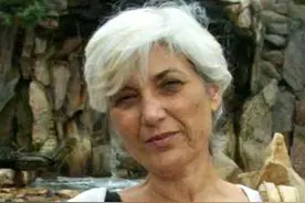 恐怖！女子跑步被一群流浪狗袭击，喉咙遭撕裂，被咬死吞食图片