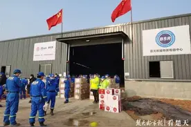 他瞒着老母亲到武汉当志愿者，住仓库睡帐篷，9天瘦了23斤，“有空闲时间马上让自己休息，哪怕只有五分钟”图片