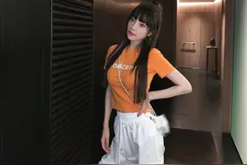 李小璐染紫色头发换新造型，扎丸子头秀小蛮腰性感甜美图片