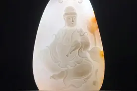 除了红皮脂白料 籽料里第二名贵的就属洒金皮了 皮色淡 薄 浅 似有似无图片