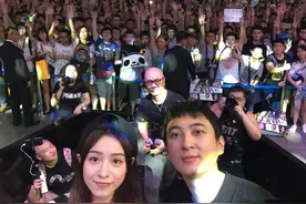 王思聪戴眼镜露面，频频玩乐被疑无心事业，王健林还称其不愿接班图片