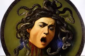 她的美貌无罪，却被强加的欲望变成恶魔——卡拉瓦乔《美杜莎》图片