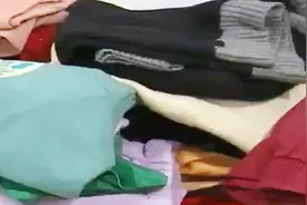 自家孩子的旧衣服送给别人家穿？有人很喜欢 有人比较反感视频封面