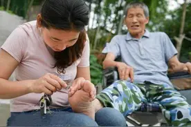 “双儿户”和“双女户”家庭，父母的晚年生活，一个天下一个地下图片