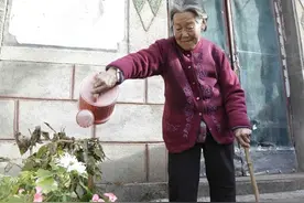 耄耋老人传唱抗战歌曲 用歌声表达爱国之情图片