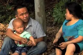 残疾夫妻卖唱为生，一不小心撞到百万豪车，心态瞬间崩溃，纪录片图片