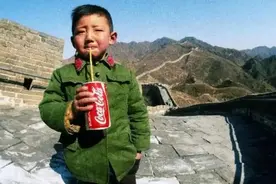 《红色中国的第一罐可乐》：首个在长城上喝可乐的男孩——黑建涛图片