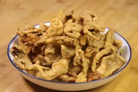 炸蘑菇时，裹淀粉还是面粉？都不对，教你正确做法，酥脆好吃图片