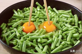 豆角里打2个鸡蛋，没想到这么好吃，大锅一蒸，出锅全家吃香了图片