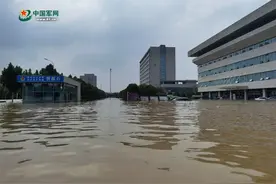 子弟兵星夜驰援！郑州阜外医院近5000被困人员成功脱险图片
