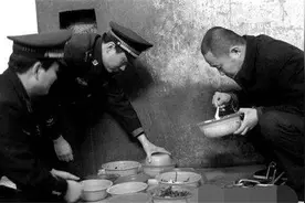 死刑犯最后一顿饭，会在碗里放一块半生不熟的肉，是做什么用的？图片