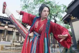 《有翡》董璇被吐槽像安了假腿，一字马秀大长腿，网友：好美好直图片