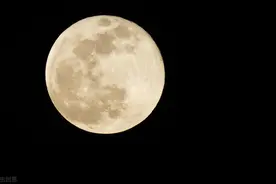 上次没带眼镜看超级月亮，月亮真的贼大一颗…图片