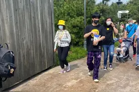 大张伟携妻游影城，41岁妻子穿牛仔裤逼180斤贾玲，一看就有福气图片