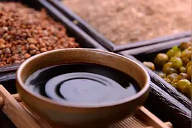 一瓶醋对嘴吹，山西人对醋能有多执着？图片