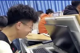 当高校换了新课桌后，学生表示“世界观”被颠覆，网友：黑科技啊图片