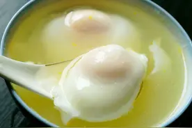 水煮荷包蛋，冷水下锅还是热水下锅？大厨：都不对，难怪不成形图片