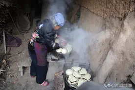 地窨院里寒雪未融，窑洞里却鲜花盛开，看9旬奶奶养老生活美不美图片