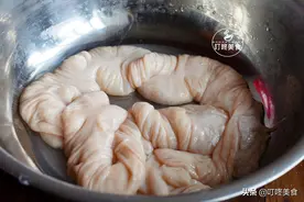 清洗猪大肠时，别再加盐了，用这2样，轻松去除腥臭味，干净快捷图片
