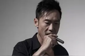 老戏骨郑浩南近况曝光，聚餐仅喝不到5块的啤酒，面颊凹陷显老态图片