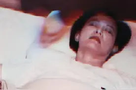 老戏骨骆达华趁妻子睡着勒其脖子？只为买礼物，网友：诡异的开头图片