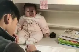 将妹妹放书桌上似洋娃娃，哥哥专心写作业，独生子女：好想有一个图片