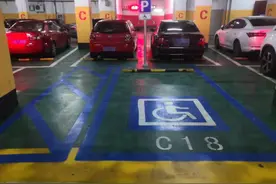 北京拟立法提升无障碍环境，管理员应引导残疾人使用无障碍停车位图片