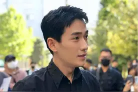 32岁朱一龙隐婚生子风波后首亮相？北电70周年校庆与赵薇同台图片