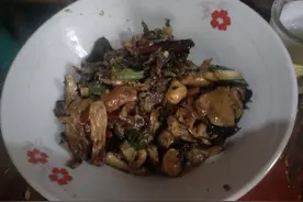农家菜一一干炒野生食用菌。图片