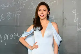 黄梦莹的好身材名不虚传，穿V领修身长裙秀出窈窕曲线，太迷人了图片