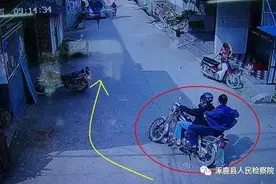 两少年抢货后骑摩托逃跑车祸1死1伤，追赶店主被批捕图片