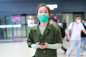马思纯走机场又翻车！穿军绿色连体裤提得太高，竟"兜"出小肚腩图片