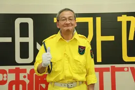 日本65岁保安大叔火爆全网，用胶带做设计，引来无数人打卡图片