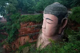 游客游览完乐山大佛，回家放大照片一看，竟发现了佛像头上的秘密图片