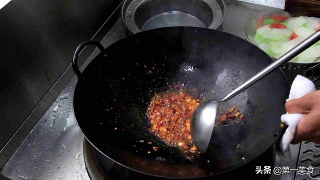 厨师长教你冬瓜简单好吃做法，食材便宜，地道的家常下饭小炒