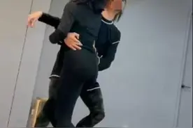 小S穿10厘米高跟鞋跳舞，紧身衣秀翘臀长腿，被老师摸腰险摔倒图片
