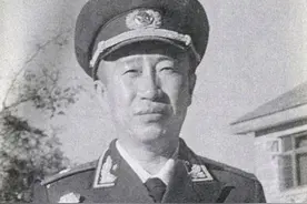 司令员是元帅，参谋长却是少将，彭老总愤愤不平“给我中将好了”图片