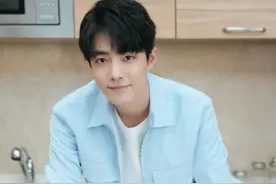 肖战被晒女友视角自拍，获“明星影响力”冠军，近万块大屏待投放图片