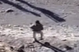 搞笑GIF:边境军人群架视频画面，尝尝飞踹腿的厉害。图片