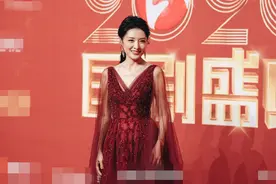 52岁前央视主持周涛走红毯，肤白腿细似少女，回应不在意年龄大图片