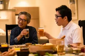 我给老领导送礼，反被赠送新手机，“咬耳朵”送10句话：只做不说图片