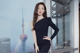 邓家佳斜肩鱼尾长裙魅力性感写真图片
