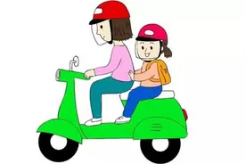 提醒 | 骑乘电动车一定要戴头盔，观察路况！图片