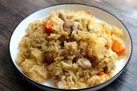 电饭锅只蒸白米饭太浪费，4种食材和大米同煮，有肉有菜香喷喷图片