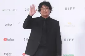 釜山电影节正式开幕，宋仲基奉俊昊担任主持人，韩素希长腿超美图片