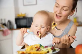 宝宝1岁后饮食变化大，掌握“二补两调整三训练”，聪明又少生病图片