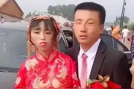 “歪脸新娘”结婚走红，丈夫表情让人哭笑不得：一个有矿一个有债图片